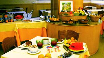 Tägliches Frühstücksbuffet (7.5 EUR pro Person)