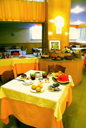 Desayuno buffet todos los días (con cargo) 