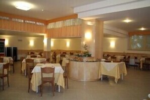 Breakfast, lunch, dinner served; Italian cuisine  - Grazia Hotel (Sperlonga)