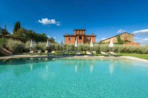 Außenpool (je nach Saison geöffnet), Sonnenschirme, Liegestühle