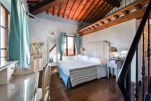 双人房 | 高档床上用品、免费迷你吧物品、客房内保险箱、办公桌