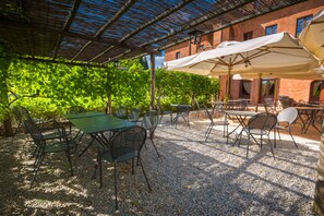Mittagessen, Abendessen, italienische Küche, Blick auf den Garten 