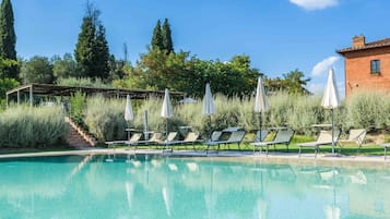 Piscina stagionale all'aperto, ombrelloni da piscina, lettini