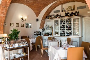 Lunch, dinner served; Italian cuisine, garden views