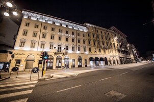 Un edificio histórico de varios pisos, con un llamativo letrero que dice "HOTEL VICTORIA".
