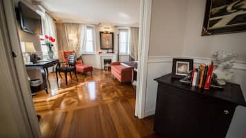 Suite (James Joyce) | Premium bedding, down comforters, Select Comfort beds, minibar