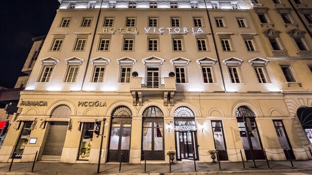 Eine Hotelschauzi mit der Aufschrift "HOTEL VICTORIA" und "PICCIOLAI" im Erdgeschoss.