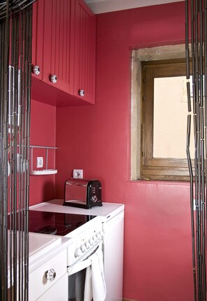 Standard Apartment | Private kitchenette | Fridge, microwave, stovetop, dishwasher
