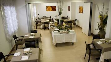 Se ofrece un desayuno bufé (5 EUR por persona)