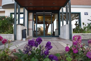 A hotel entrance with a modern design, featuring a glass door and a sign above it. - Hotel Palace 2000 (Pomezia)