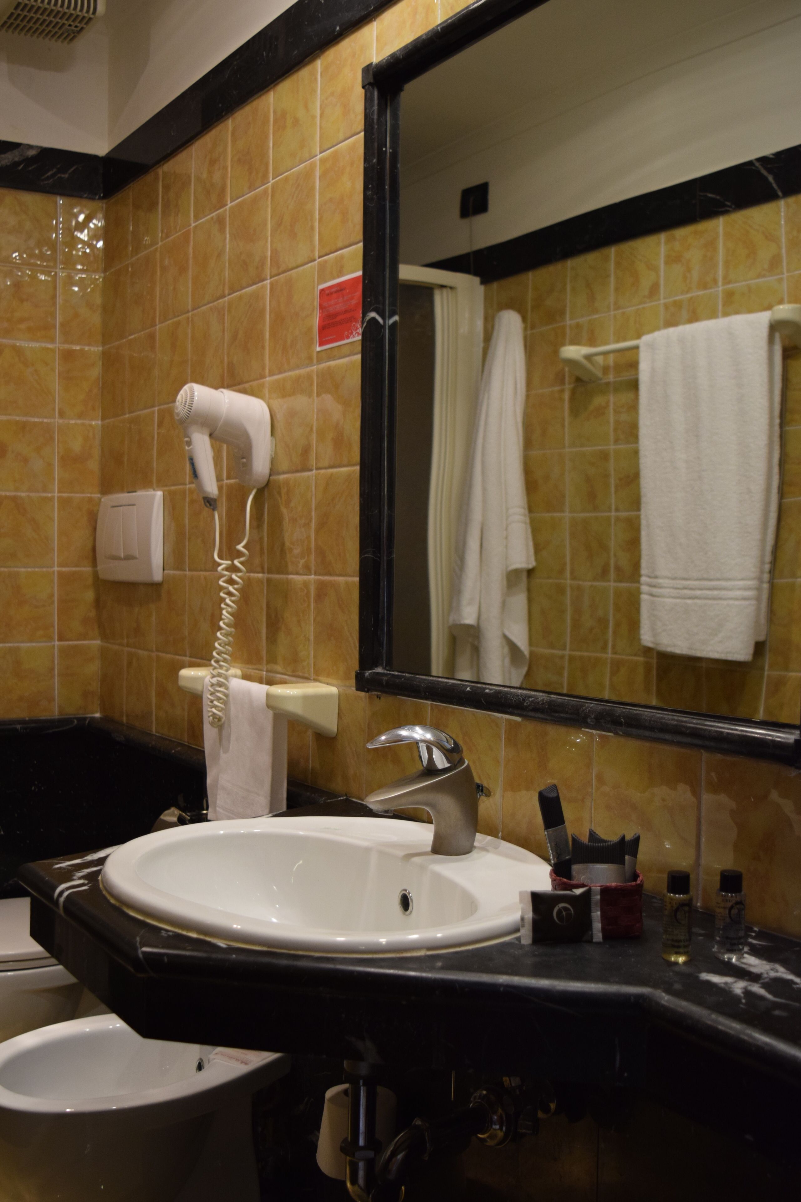 triple room | bathroom | combined shower/bathtub, free toiletries, hair dryer, slippers