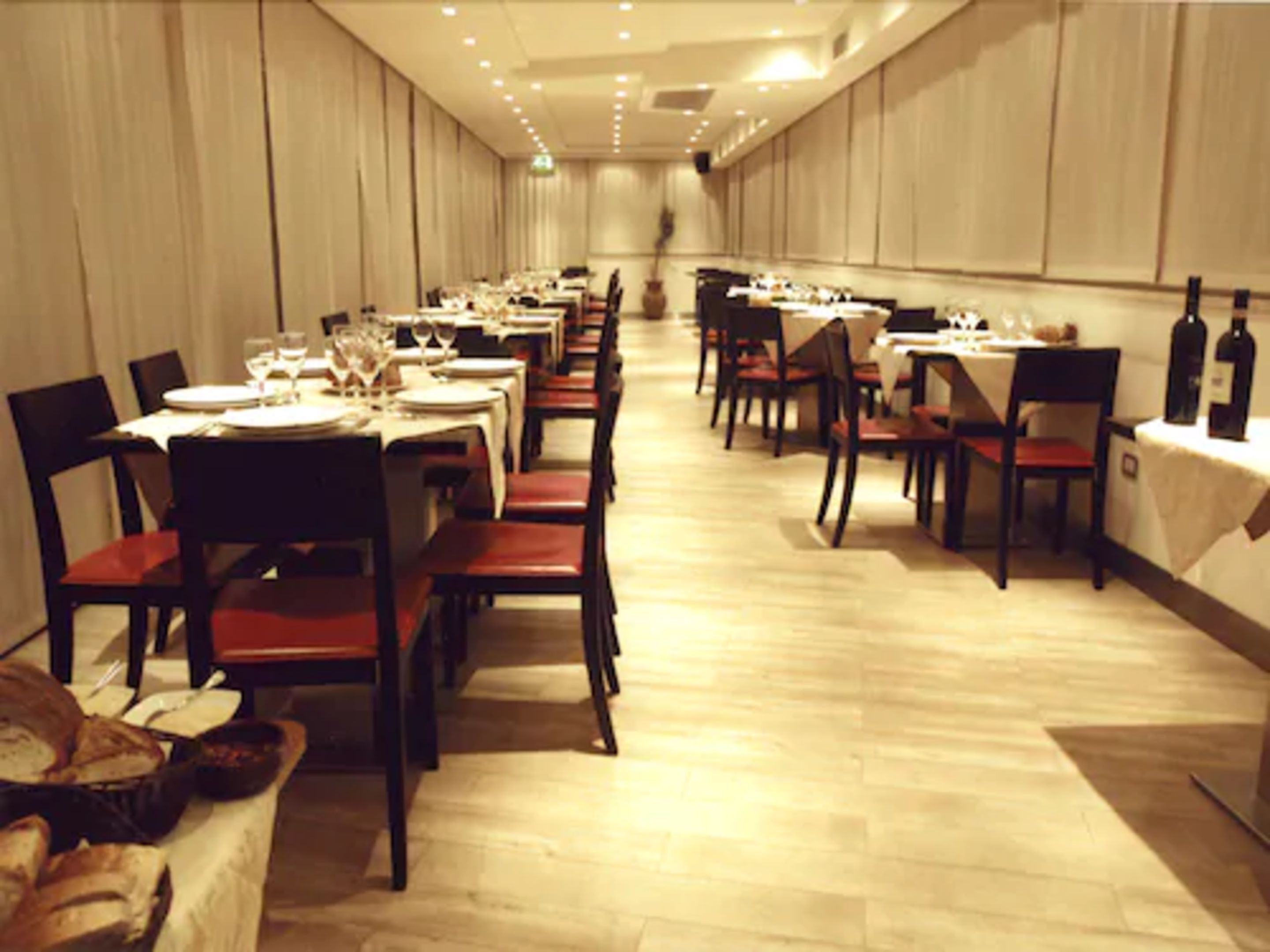 供應午餐及晚餐