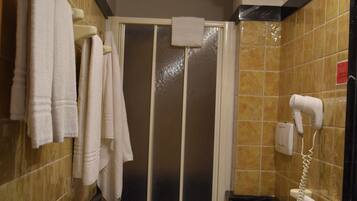 Un bagno con doccia, wc e lavandino.