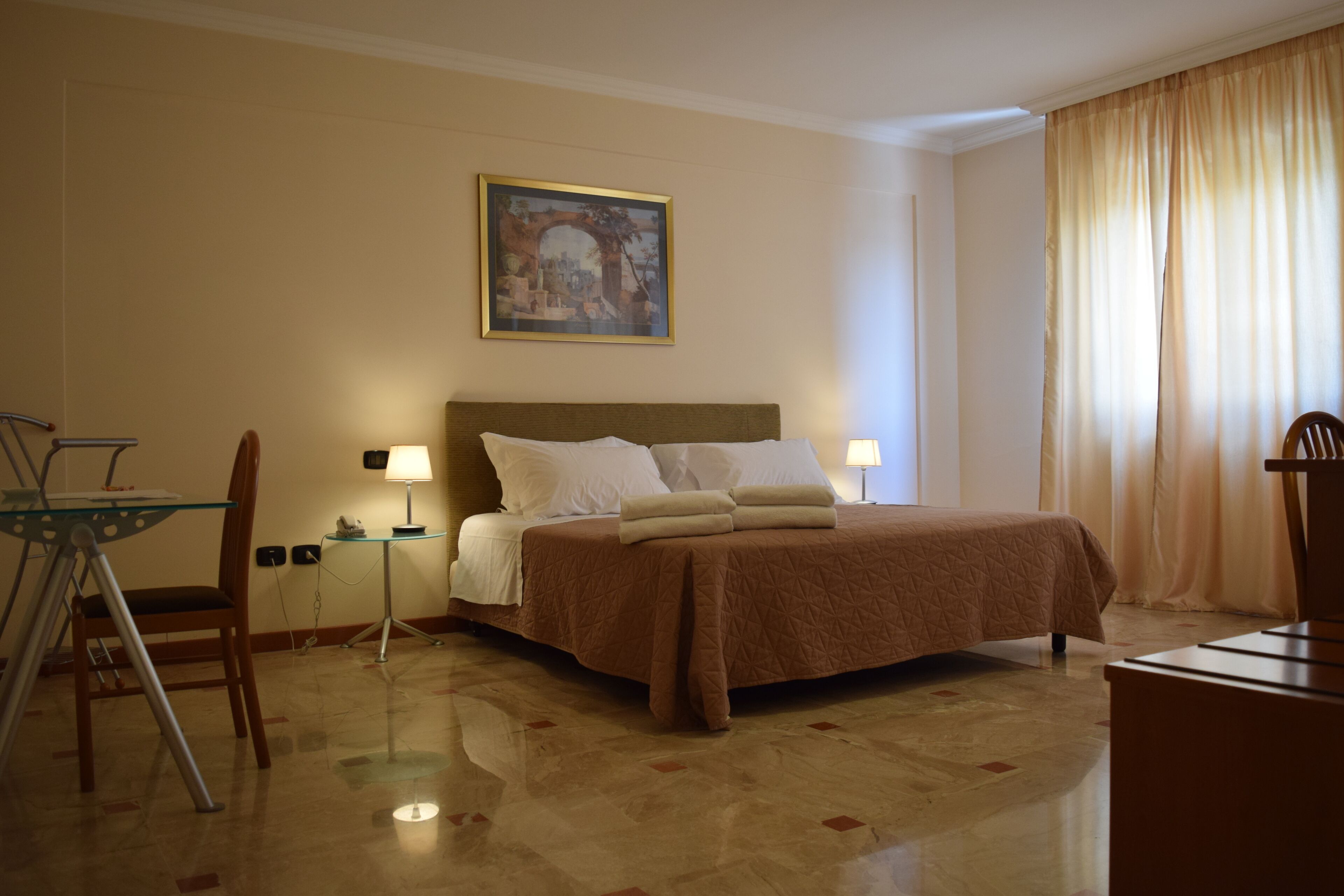 雙人房單人入住 | Select Comfort 床墊、迷你吧、房內夾萬、書桌