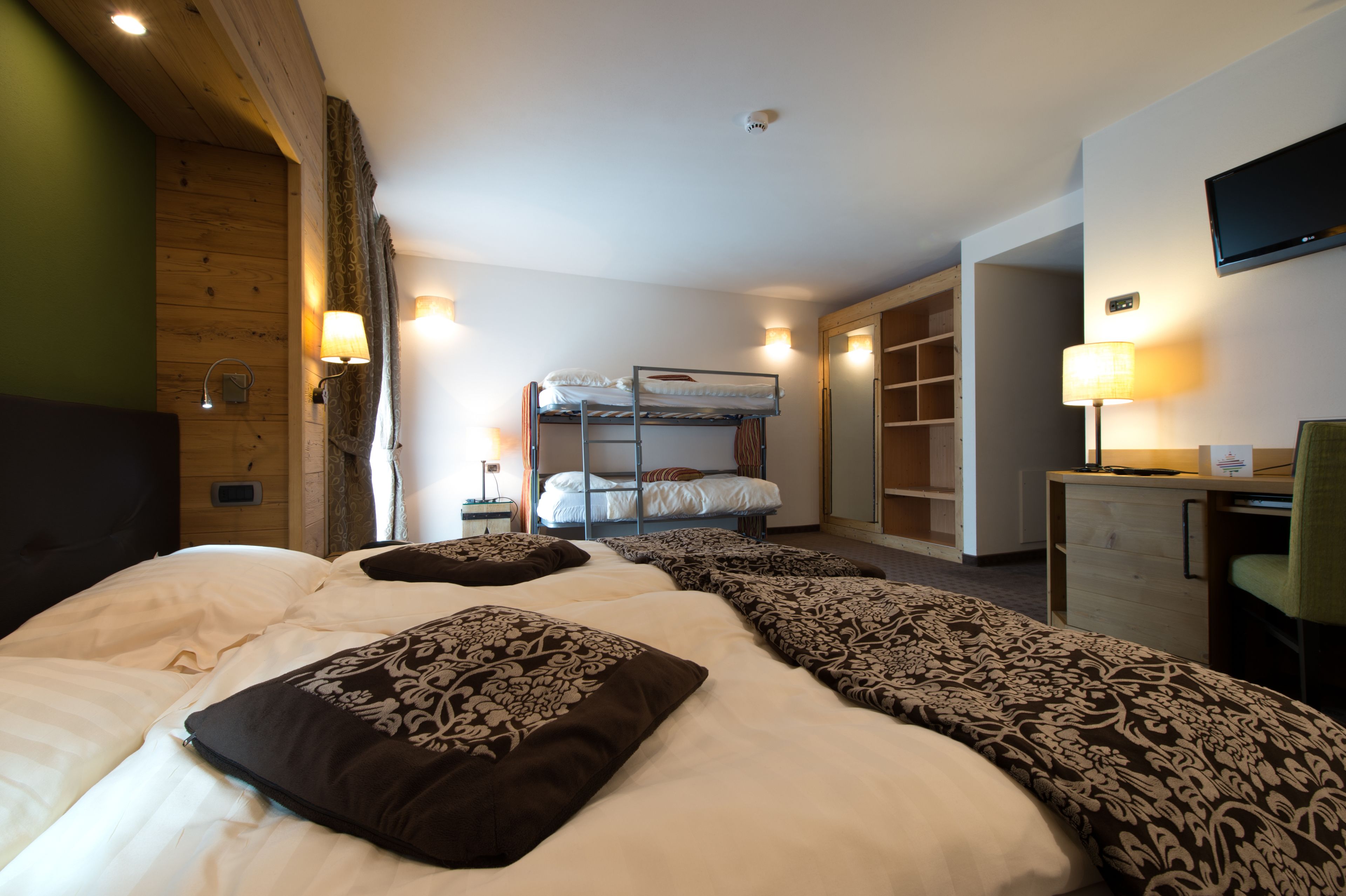 deluxe quadruple room, balcony | minibar, in-room safe, desk, soundproofing