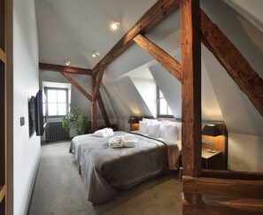 迷你吧、房內夾萬、獨特設計、書桌