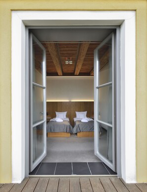 Executive Twin Room | Minibar, in-room safe, individually decorated, desk - Hotel Albrecht (Bratislava)