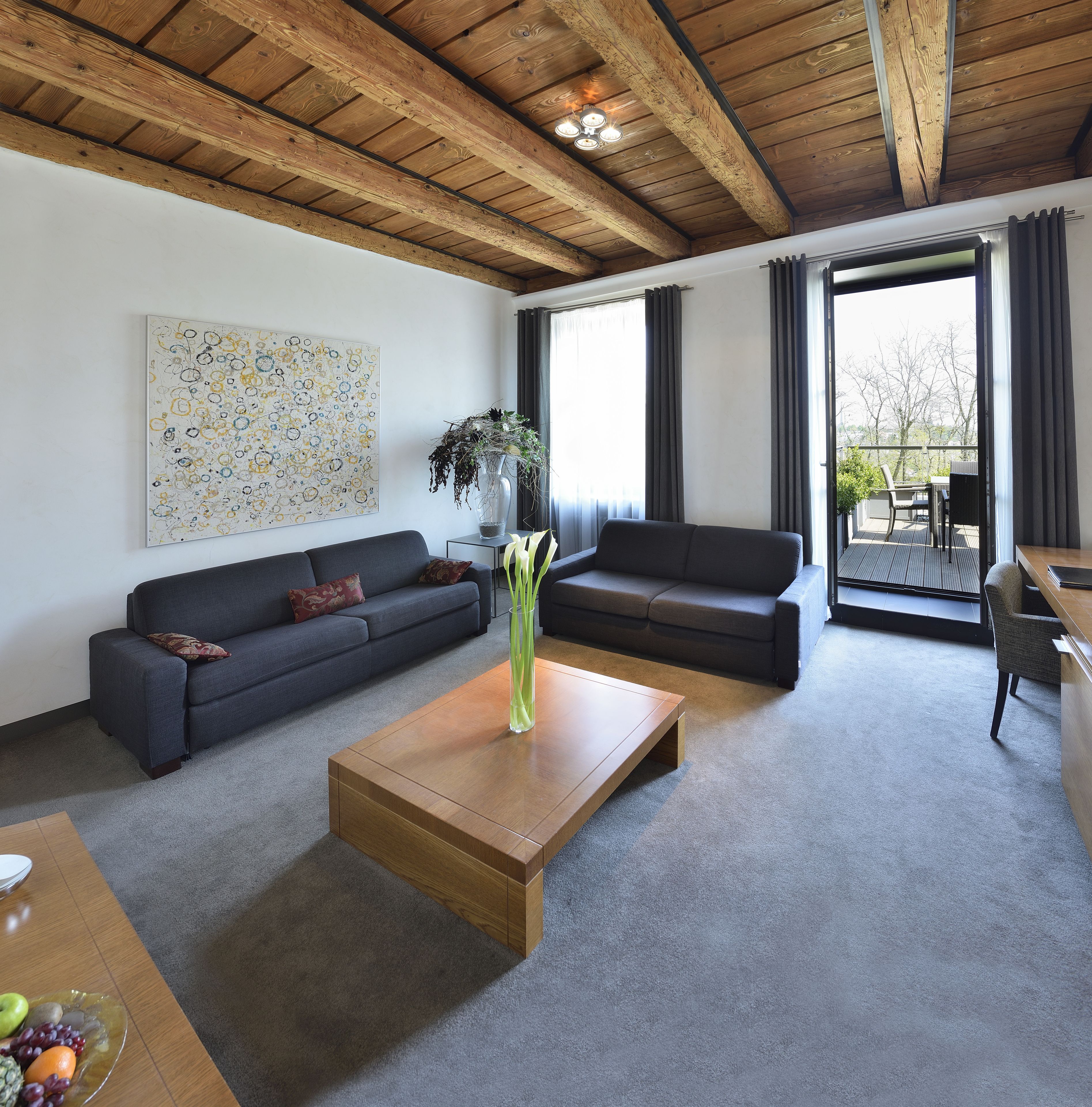 Grand suite | Woonruimte | Een 43-cm plasmatelevisie met satellietzenders en een televisie