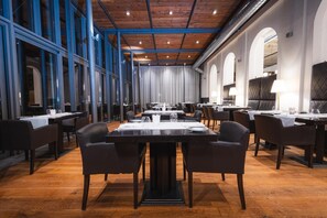 Breakfast, lunch and dinner served - Hotel Albrecht (Bratislava)