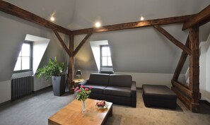 Tremannsrom – familie | Oppholdsrom | En 43-centimeters plasma-TV med Parabol-TV samt TV og DVD-spiller