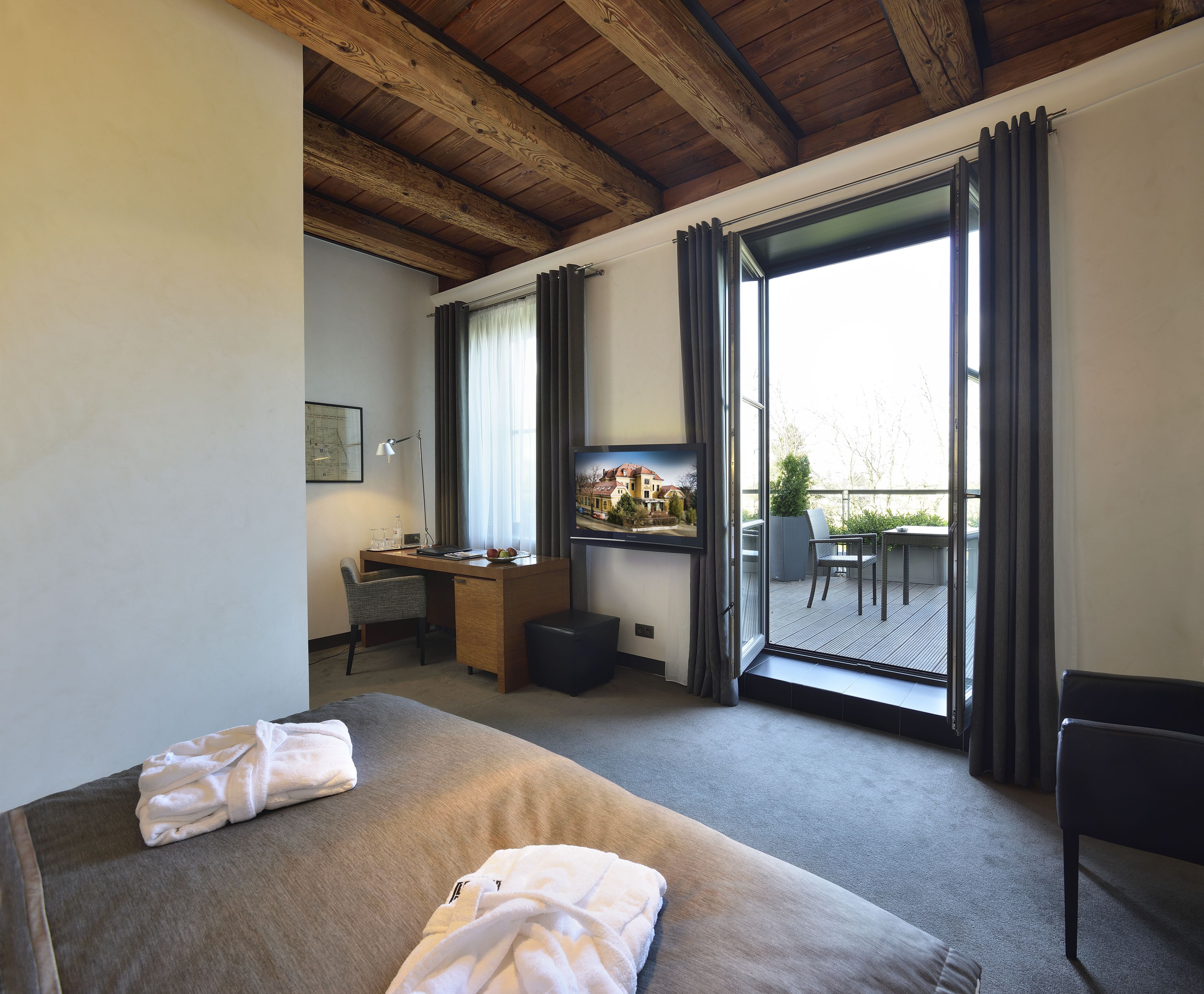 Executive tweepersoonskamer | Een minibar, een kluis op de kamer, individueel gedecoreerd, een bureau