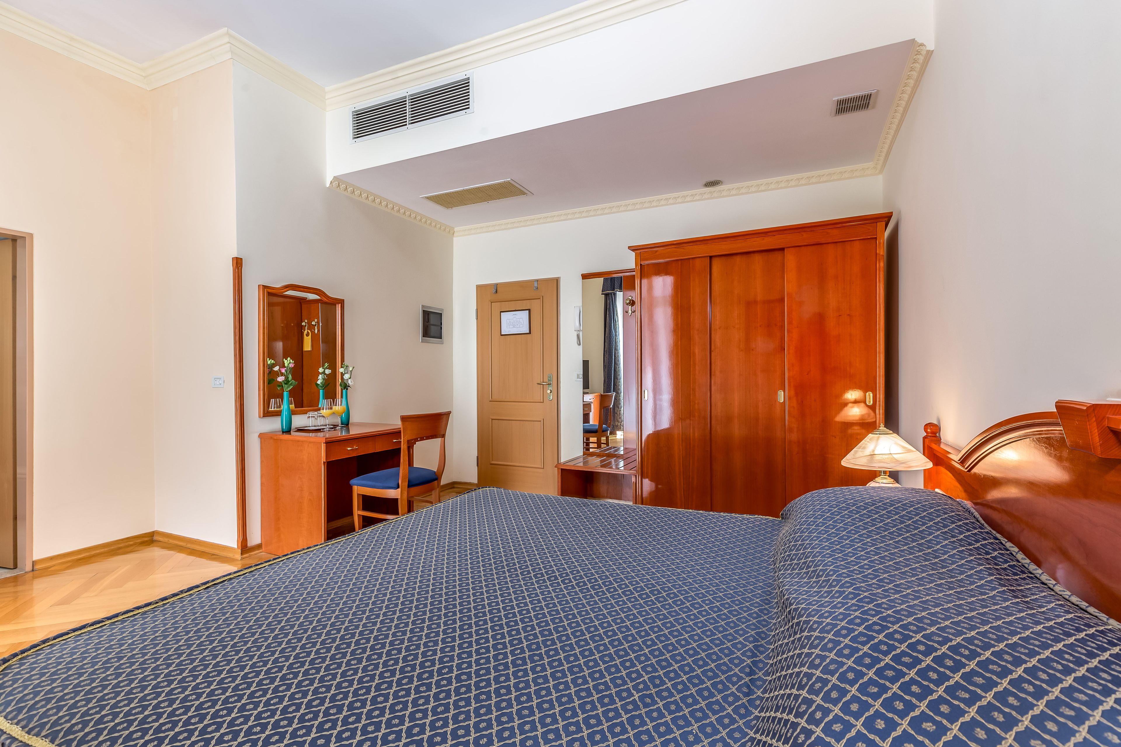 minibar, in-room safe, desk, laptop workspace