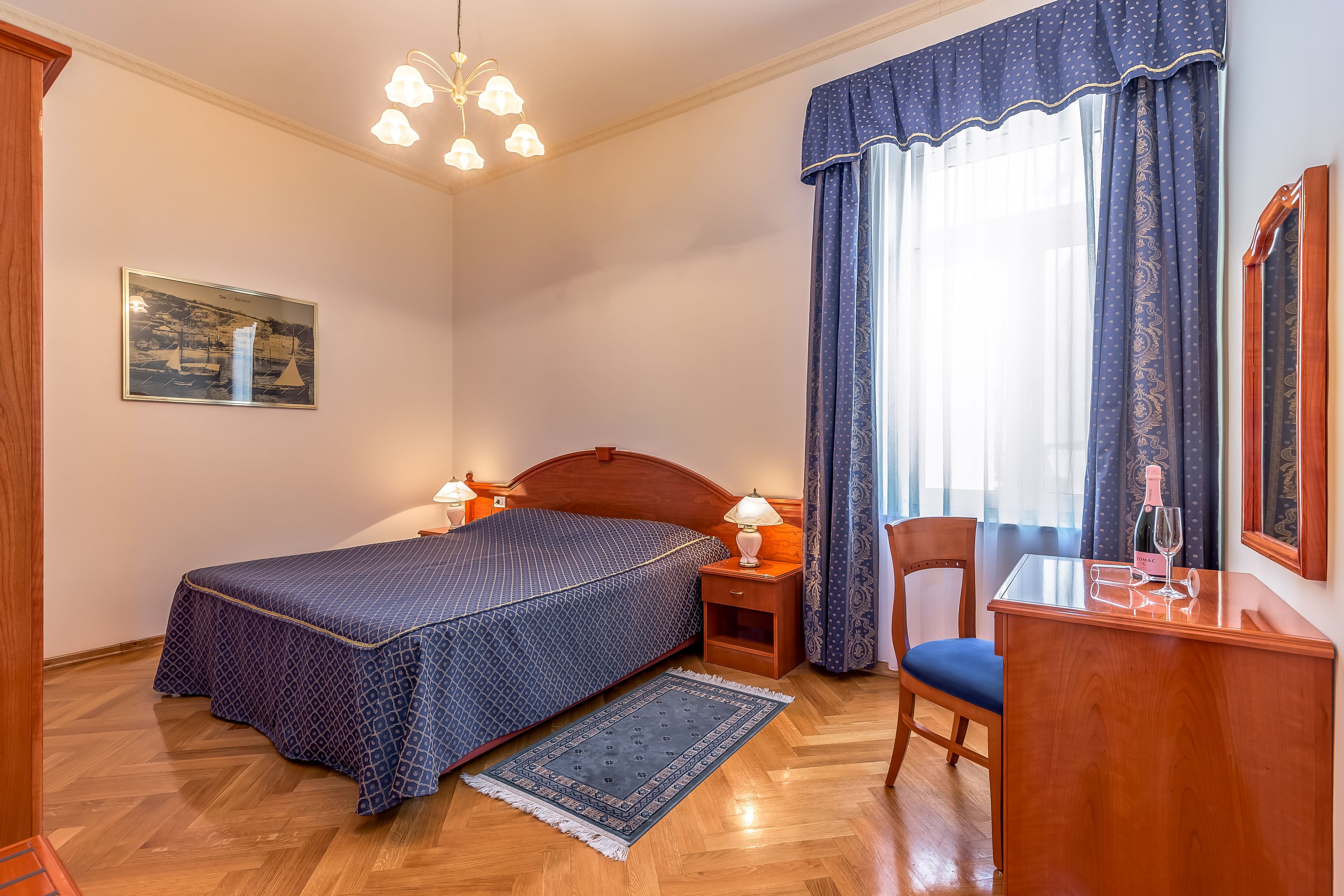 minibar, in-room safe, desk, laptop workspace