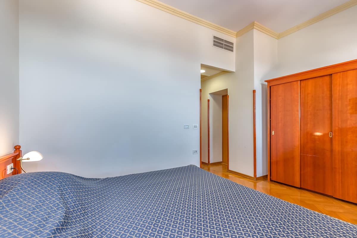 basic double or twin room | minibar, in-room safe, desk, laptop workspace