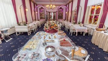 Free daily buffet breakfast