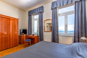 Minibar, in-room safe, desk, laptop workspace - Hotel Galeb (Opatija)