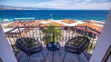 高級雙人房, 陽台, 海景 | 迷你吧、客房內保險箱、書桌、筆電工作空間