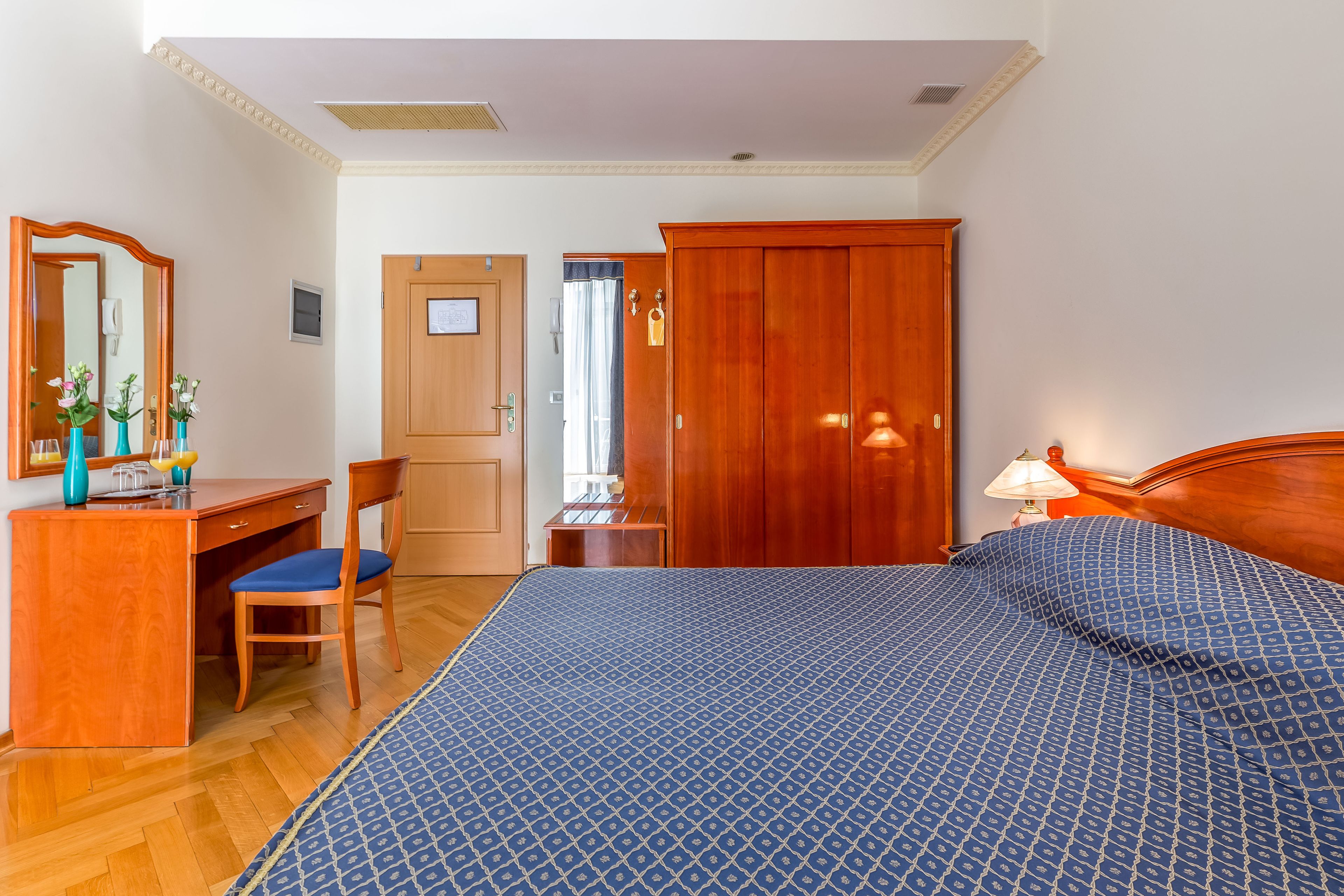 minibar, in-room safe, desk, laptop workspace