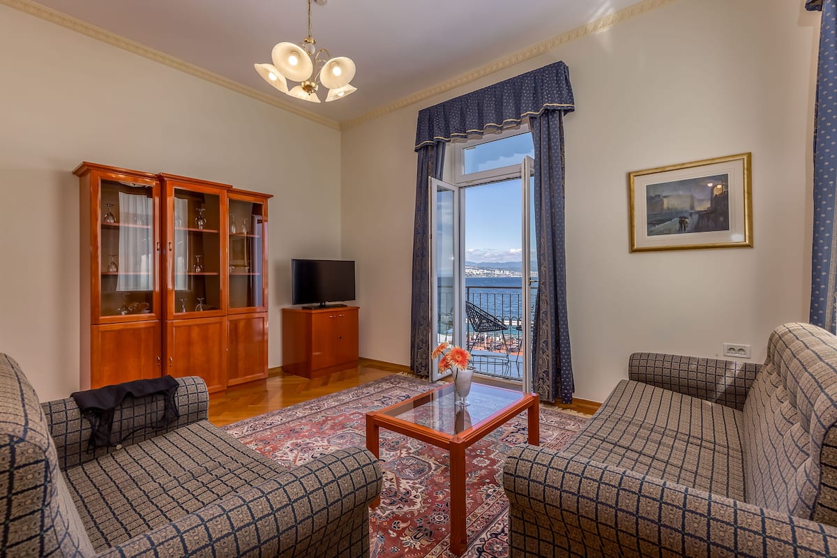 Superior suite, 1 slaapkamer, balkon, uitzicht op zee | 1 slaapkamer, een minibar, een kluis op de kamer, een bureau