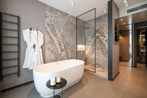 Luxury Terrace Junior Suite | Baño | Artículos de higiene personal gratuitos, secador de pelo y zapatillas
