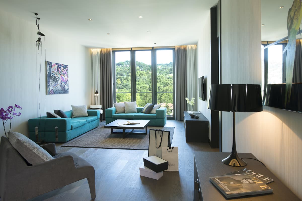 Deluxe Suite | Living room | 49-inch Smart TV with satellite channels, TV