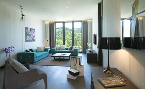 Deluxe Suite | Living room