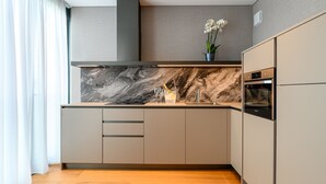 Una cocina moderna con salpicadero de mármol, electrodomésticos de acero inoxidable y diseño minimalista.