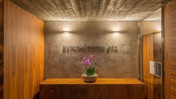 Banheira de hidromassagem, sauna a vapor, tratamentos corporais