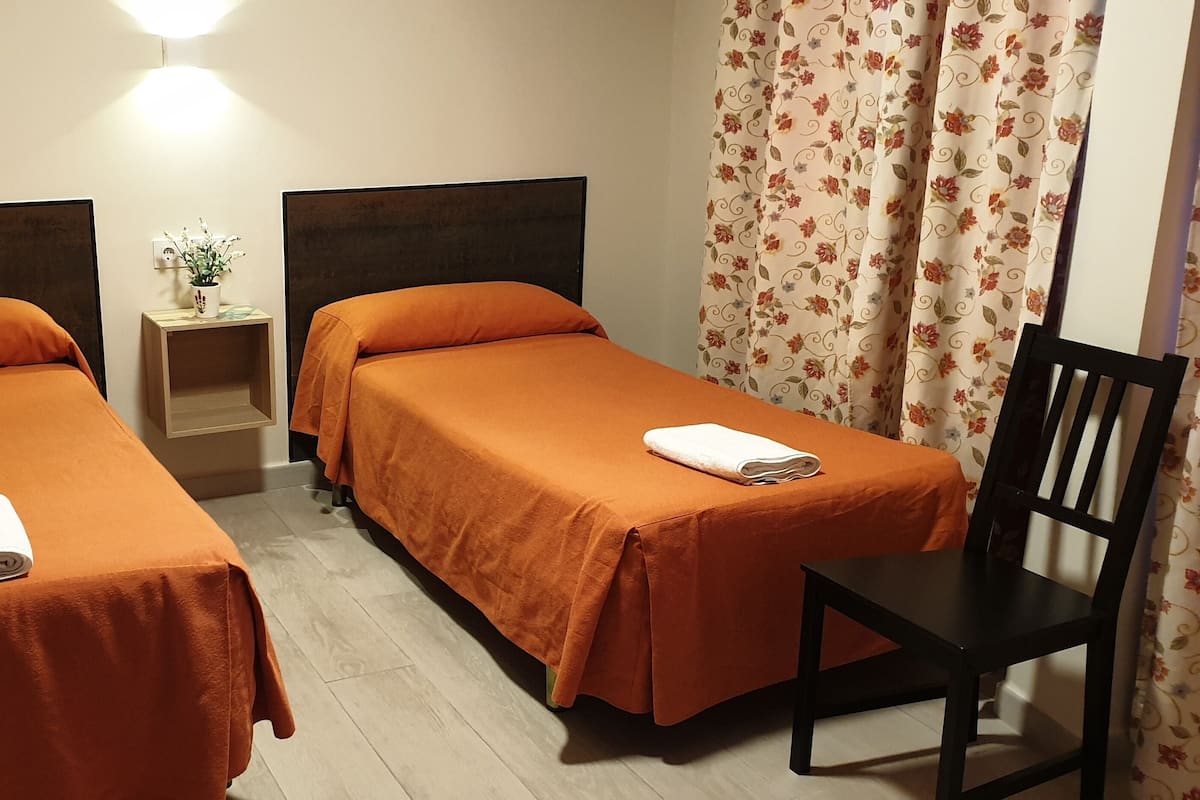 Double Room, 2 Single Beds, Private Bathroom, Tower | Free WiFi, bed sheets