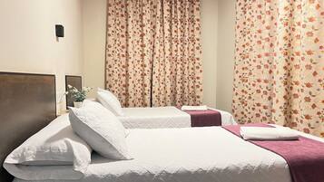 Tweepersoonskamer, 2 eenpersoonsbedden, privébadkamer, in toren | Gratis wifi, beddengoed
