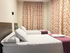 Double Room, 2 Single Beds, Private Bathroom, Tower - Pensión Catedral (Seville)