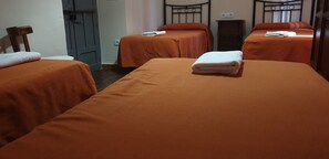 Quadruple Room, Shared Bathroom | Free WiFi, bed sheets - Pensión Catedral (Seville)