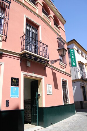 Front of property - Pensión Catedral (Seville)