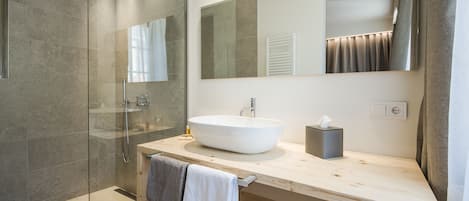 Chambre Double Standard, 1 chambre, vue montagne, côté montagne | Salle de bain | Douche, sèche-cheveux, bidet, serviettes fournies