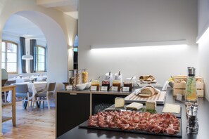 Café da manhã com buffet grátis todos os dias