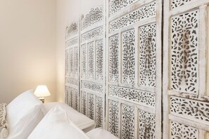 Hypo-allergenic bedding, down duvets, desk, laptop workspace - I Bravi (Cormano)