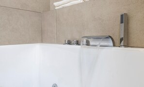 Habitación estándar doble | Baño | Ducha, artículos de higiene personal gratuitos, secador de pelo y bidé