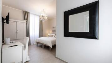 Un dormitorio con cama, mesita de noche, silla y un espejo grande en la pared.