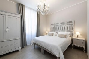 Hypo-allergenic bedding, down duvets, desk, laptop workspace - I Bravi (Cormano)