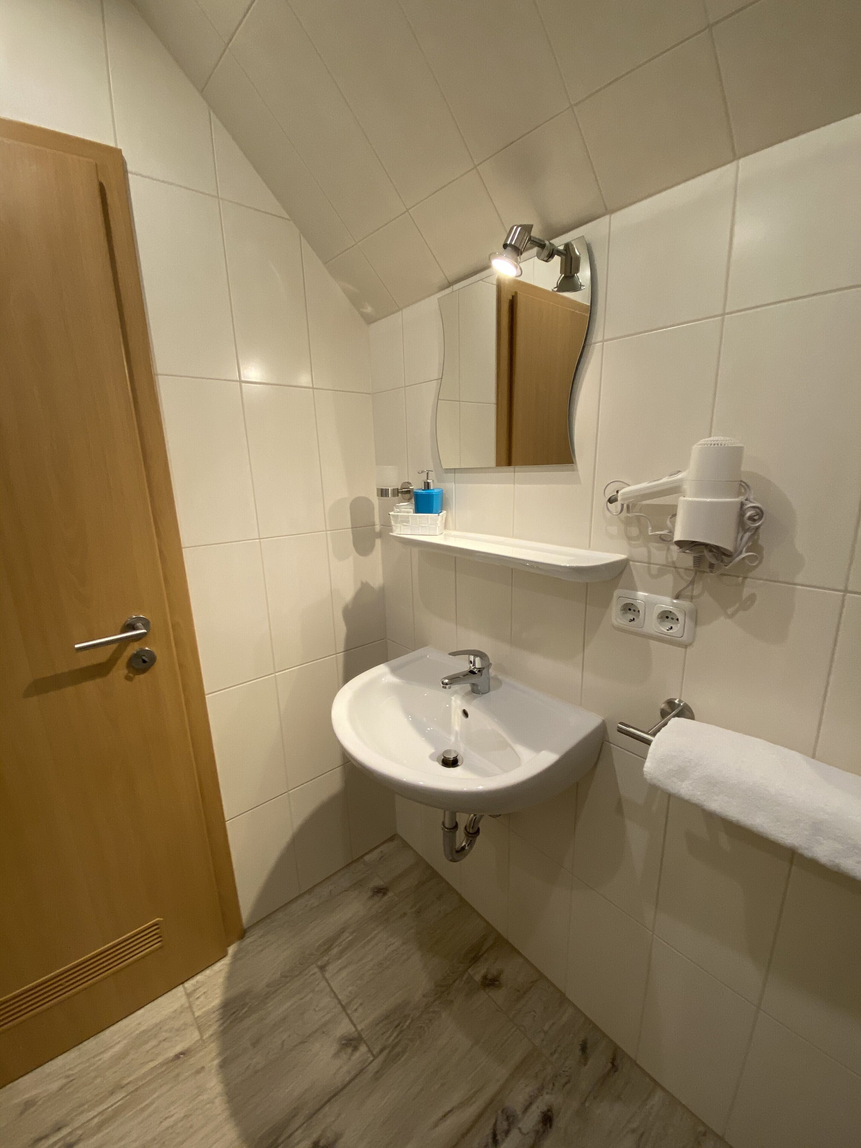 single room | bathroom | shower, free toiletries, hair dryer, towels
